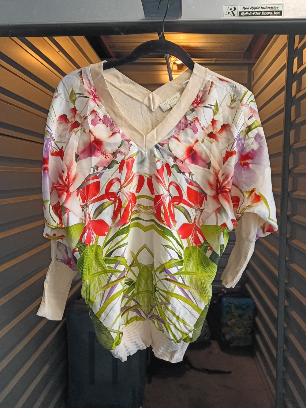 Ted Baker London Floral V-Neck Women’s Top Cream with Red & Green Print Size 0
